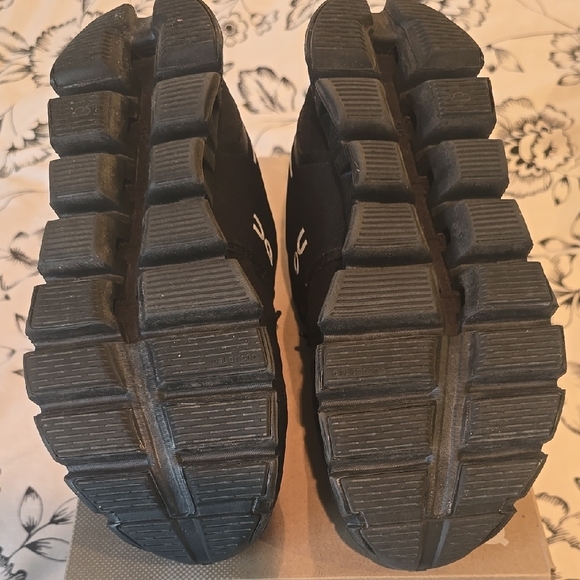 On Running Cloud 5 Womens Black Sneakers - Picture 4 of 4